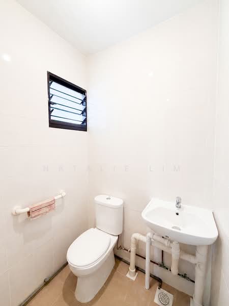 461 Ang Mo Kio Avenue 10, 461 Ang Mo Kio Avenue 10, 2 Bedrooms, 731 sqft, HDB Flat For Sale, by Natalie Lim, 500160221 - Bathroom - PropertyGuru.com.sg