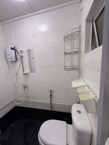 53 Stirling Road, 53 Stirling Road, 2 Bedrooms, 968 sqft, HDB Flat For Rent, by Ng Kang Seng, 500160243 - Bathroom - PropertyGuru.com.sg