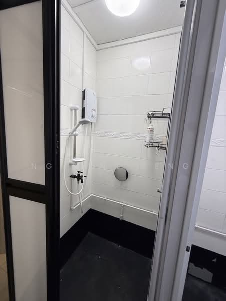 53 Stirling Road, 53 Stirling Road, 2 Bedrooms, 968 sqft, HDB Flat For Rent, by Ng Kang Seng, 500160243 - Bathroom - PropertyGuru.com.sg