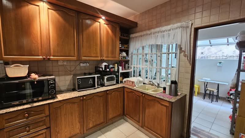 Mayflower Gardens, Mayflower Drive, 4 Bedrooms, 2,010 sqft, Terraced House For Sale, by Sam Chin, 500160316 - Kitchen - PropertyGuru.com.sg