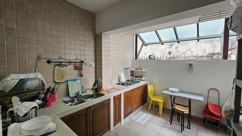 Mayflower Gardens, Mayflower Drive, 4 Bedrooms, 2,010 sqft, Terraced House For Sale, by Sam Chin, 500160316 - Kitchen - PropertyGuru.com.sg
