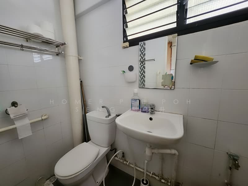 513 Bukit Batok Street 52, 513 Bukit Batok Street 52, 3 Bedrooms, 904 sqft, HDB Flat For Sale, by Homer Pee Poh Seng 彭保升, 500160333 - Bathroom - PropertyGuru.com.sg