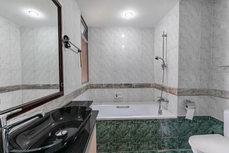 The Florida, 78 Hougang Avenue 7, 3 Bedrooms, 1,302 sqft, Condominium For Sale, by JOHN YEO, 500160387 - Bathroom - PropertyGuru.com.sg