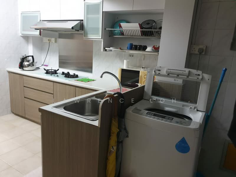 235 Lorong 8 Toa Payoh, 235 Lorong 8 Toa Payoh, 2 Bedrooms, 700 sqft, HDB Flat For Sale, by Lawrence Loh, 500160393 - Kitchen - PropertyGuru.com.sg