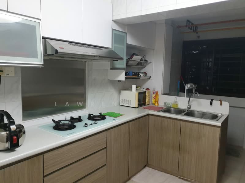 235 Lorong 8 Toa Payoh, 235 Lorong 8 Toa Payoh, 2 Bedrooms, 700 sqft, HDB Flat For Sale, by Lawrence Loh, 500160393 - Kitchen - PropertyGuru.com.sg