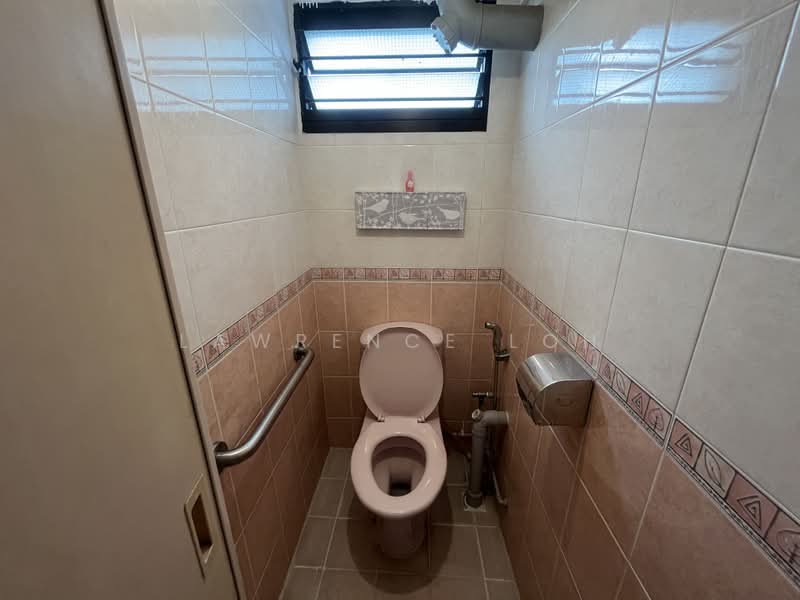 235 Lorong 8 Toa Payoh, 235 Lorong 8 Toa Payoh, 2 Bedrooms, 700 sqft, HDB Flat For Sale, by Lawrence Loh, 500160393 - Toilet - PropertyGuru.com.sg
