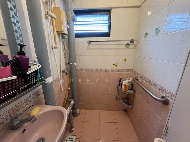 235 Lorong 8 Toa Payoh, 235 Lorong 8 Toa Payoh, 2 Bedrooms, 700 sqft, HDB Flat For Sale, by Lawrence Loh, 500160393 - Bathroom - PropertyGuru.com.sg