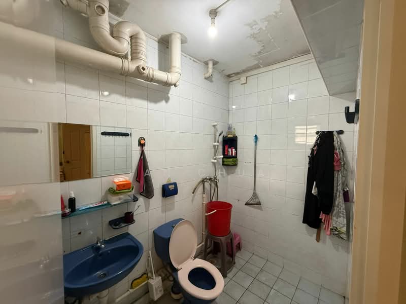638 Woodlands Ring Road, 638 Woodlands Ring Road, 3 Bedrooms, 1,303 sqft, HDB Flat For Sale, by Ian Chua, 500160399 - Bathroom - PropertyGuru.com.sg