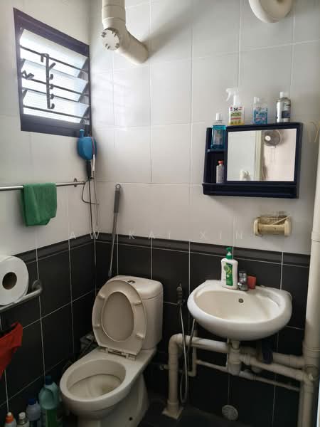 749 Yishun Street 72, 749 Yishun Street 72, 3 Bedrooms, 980 sqft, HDB Flat For Sale, by Aw Kai Xin, 500160460 - Bathroom - PropertyGuru.com.sg