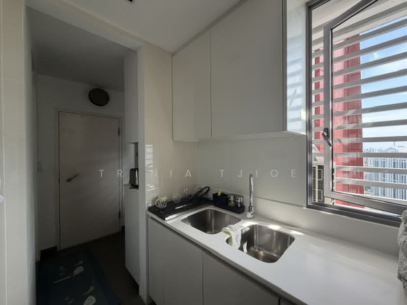 Starlight Suites, 11 River Valley Close, 4 Bedrooms, 3,755 sqft, Condominium For Rent, by Trinia Tjioe, 500160478 - Kitchen - PropertyGuru.com.sg