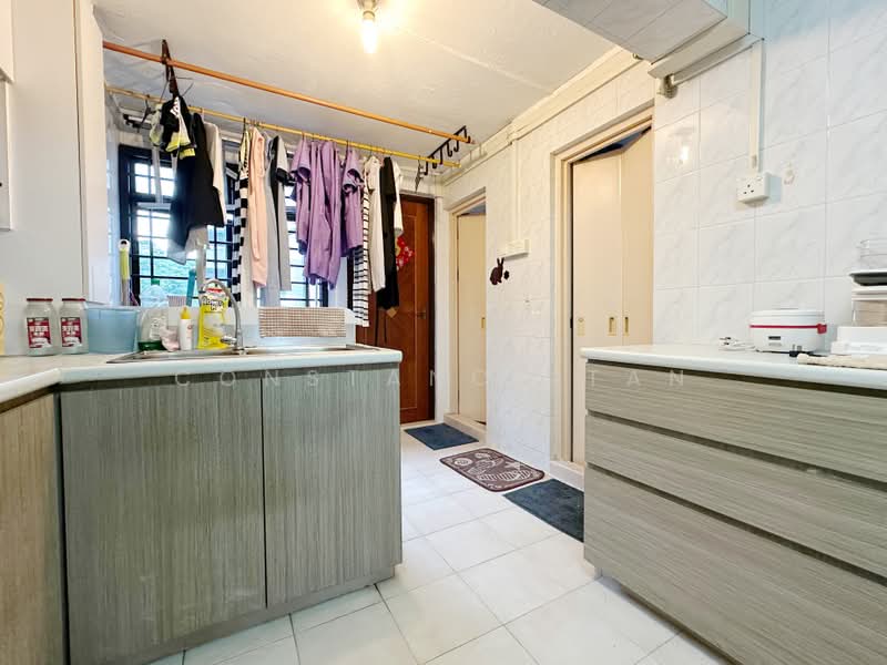 235 Lorong 8 Toa Payoh, 235 Lorong 8 Toa Payoh, 2 Bedrooms, 700 sqft, HDB Flat For Sale, by Constance Tan, 500160492 - Kitchen - PropertyGuru.com.sg