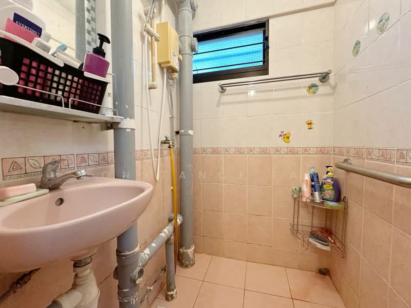 235 Lorong 8 Toa Payoh, 235 Lorong 8 Toa Payoh, 2 Bedrooms, 700 sqft, HDB Flat For Sale, by Constance Tan, 500160492 - Bathroom - PropertyGuru.com.sg