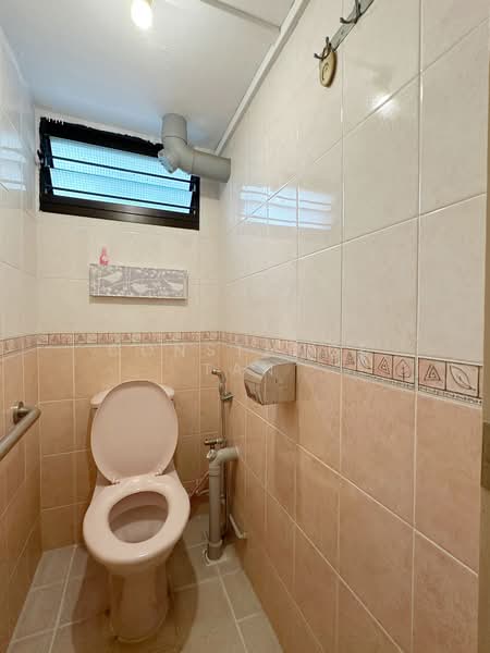 235 Lorong 8 Toa Payoh, 235 Lorong 8 Toa Payoh, 2 Bedrooms, 700 sqft, HDB Flat For Sale, by Constance Tan, 500160492 - Bathroom - PropertyGuru.com.sg