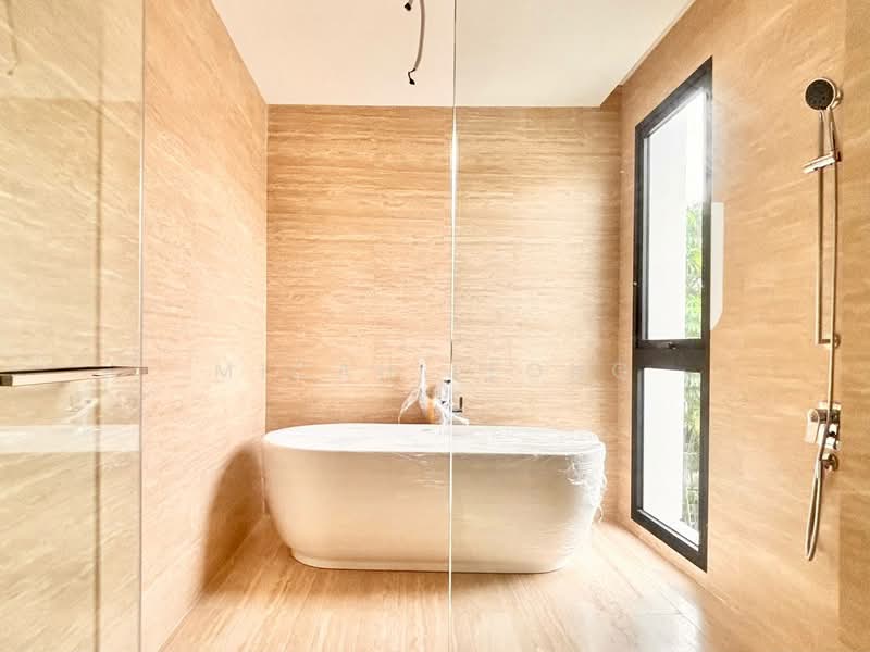✨LANDED ELITE✨ Grove Drive / Holland Grove Drive, Grove Drive, 5 Bedrooms, 12,110 sqft, Detached House For Sale, by Micah Leong, 500160507 - Bathroom - PropertyGuru.com.sg