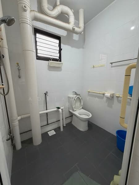 218 Tampines Street 24, 218 Tampines Street 24, Room Rental, 200 sqft, HDB Flat For Rent, by Adrian Yap 葉启祥, 500160543 - Bathroom - PropertyGuru.com.sg