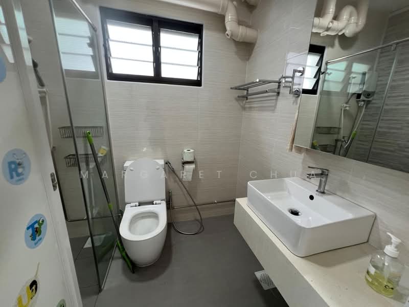 155 Lorong 1 Toa Payoh, 155 Lorong 1 Toa Payoh, 3 Bedrooms, 1,087 sqft, HDB Flat For Rent, by Margaret Chua, 500160561 - Bathroom - PropertyGuru.com.sg