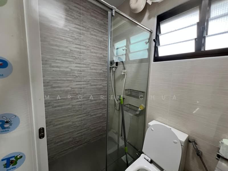 155 Lorong 1 Toa Payoh, 155 Lorong 1 Toa Payoh, 3 Bedrooms, 1,087 sqft, HDB Flat For Rent, by Margaret Chua, 500160561 - Bathroom - PropertyGuru.com.sg
