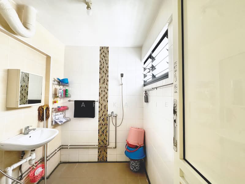 461 Jurong West Street 41, 461 Jurong West Street 41, 3 Bedrooms, 1,055 sqft, HDB Flat For Sale, by Yap KaiJie, 500160570 - Bathroom - PropertyGuru.com.sg