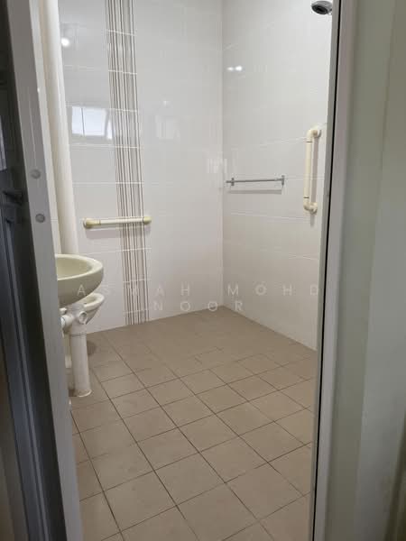 471 Jurong West Street 41, 471 Jurong West Street 41, 4 Bedrooms, 1,604 sqft, HDB Flat For Sale, by Asmah Mohd Noor, 500160572 - Bathroom - PropertyGuru.com.sg
