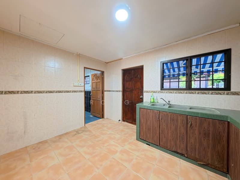ATTRACTIVE! REGULAR FREEHOLD PLOT! WALK TO VIBRANT KATONG! 1KM TO TAO NAN, Duku Road / Tembeling Road / Everitt Road / Still Road / Joo Chiat Road, 4 Bedrooms, 2,010 sqft, Terraced House For Sale, by Li Rong Teh, 500160579 - Kitchen - PropertyGuru.com.sg