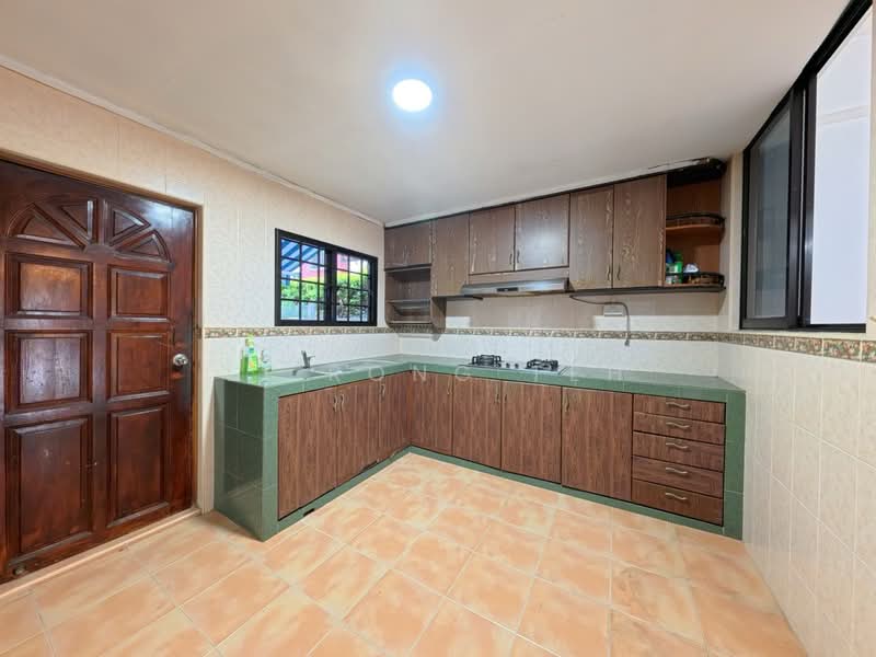 ATTRACTIVE! REGULAR FREEHOLD PLOT! WALK TO VIBRANT KATONG! 1KM TO TAO NAN, Duku Road / Tembeling Road / Everitt Road / Still Road / Joo Chiat Road, 4 Bedrooms, 2,010 sqft, Terraced House For Sale, by Li Rong Teh, 500160579 - Kitchen - PropertyGuru.com.sg