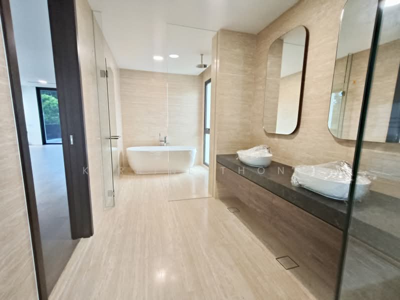 Luxury Detached Home at District 10, Within 1km to Henry Park Primary School, Grove Drive, 5 Bedrooms, 12,110 sqft, Detached House For Sale, by Kerrine Thong, 500160640 - Bathroom - PropertyGuru.com.sg