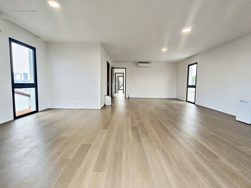 Luxury Detached Home at District 10, Within 1km to Henry Park Primary School, Grove Drive, 5 Bedrooms, 12,110 sqft, Detached House For Sale, by Kerrine Thong, 500160640 - Ensuite Room - PropertyGuru.com.sg