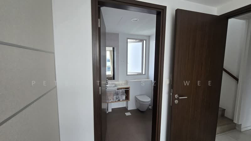 Heron Bay, Upper Serangoon View, 4 Bedrooms, 2,583 sqft, Executive Condominium For Sale, by Peter Tan Sze Wee, 500160648 - Bathroom - PropertyGuru.com.sg