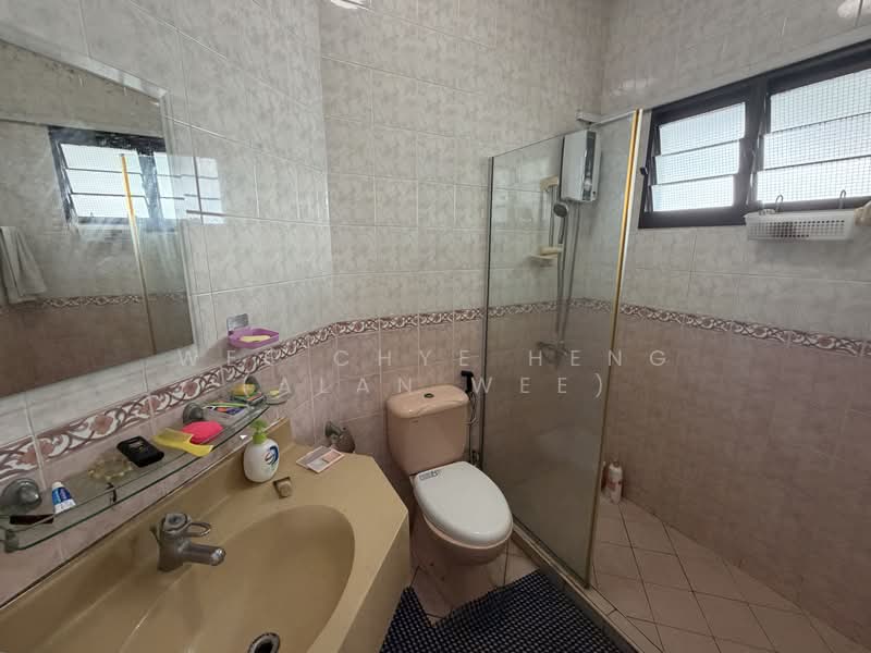 656B Jurong West Street 61, 656B Jurong West Street 61, 4 Bedrooms, 1,431 sqft, HDB Flat For Sale, by Wee Chye Heng (Alan Wee), 500160650 - Bathroom - PropertyGuru.com.sg