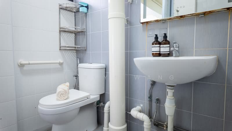 532 Jurong West Street 52, 532 Jurong West Street 52, 3 Bedrooms, 1,270 sqft, HDB Flat For Sale, by Cherlyn Wang, 500160661 - Bathroom - PropertyGuru.com.sg