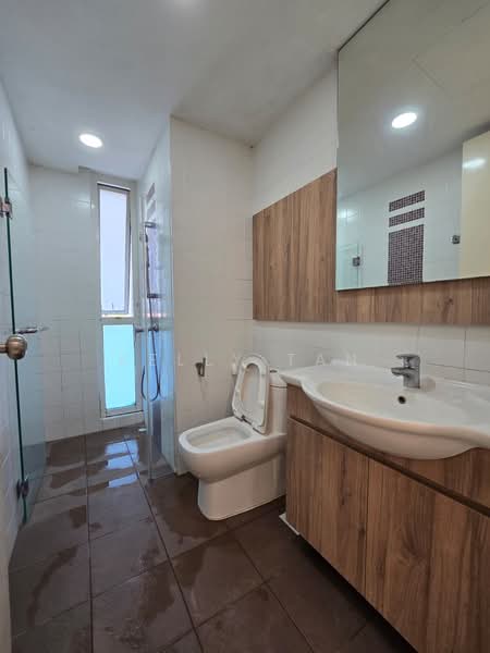 Dahlia Park Condo, 1 Flora Drive, 3 Bedrooms, 1,270 sqft, Condominium For Rent, by Kelly Tan, 500160686 - Bathroom - PropertyGuru.com.sg