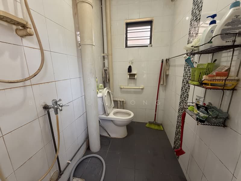 926 Jurong West Street 92, 926 Jurong West Street 92, Room Rental, 250 sqft, HDB Flat For Rent, by Brandon Tong 小董, 500160694 - Bathroom - PropertyGuru.com.sg