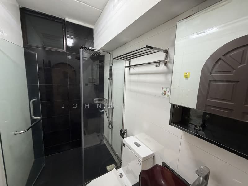 758 Woodlands Avenue 6, 758 Woodlands Avenue 6, 3 Bedrooms, 1,302 sqft, HDB Flat For Rent, by Johnny Chia, 500160706 - Bathroom - PropertyGuru.com.sg