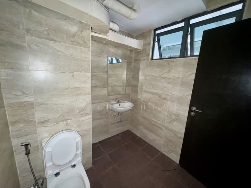 Win5 @ Yishun, 15 Yishun Industrial Street 1, 4,736 sqft, Light Industrial (B1) For Sale, by Alvin Chiam, 500160714 - Bathroom - CommercialGuru.com.sg