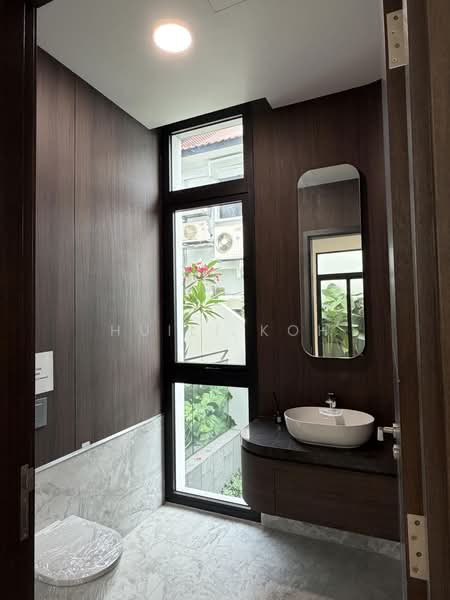 Newly-built Luxurious Detached House in Henry Park, , 6 Bedrooms, 12,109 sqft, Detached House For Sale, by Huili Koh, 500160731 - Bathroom - PropertyGuru.com.sg