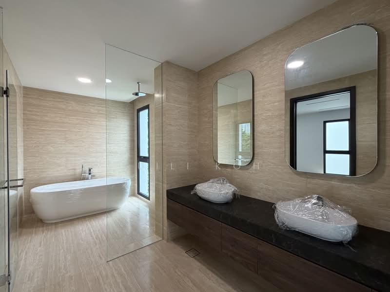 Newly-built Luxurious Detached House in Henry Park, , 6 Bedrooms, 12,109 sqft, Detached House For Sale, by Huili Koh, 500160731 - Bathroom - PropertyGuru.com.sg