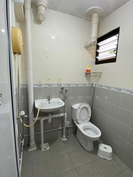 715 Clementi West Street 2, 715 Clementi West Street 2, 3 Bedrooms, 980 sqft, HDB Flat For Rent, by Zhu Yaodong, 500160760 - Bathroom - PropertyGuru.com.sg