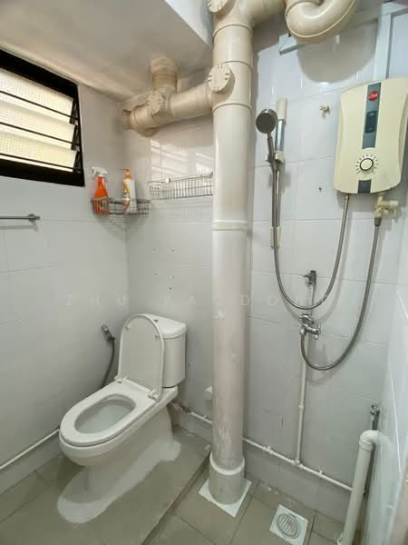 715 Clementi West Street 2, 715 Clementi West Street 2, 3 Bedrooms, 980 sqft, HDB Flat For Rent, by Zhu Yaodong, 500160760 - Bathroom - PropertyGuru.com.sg