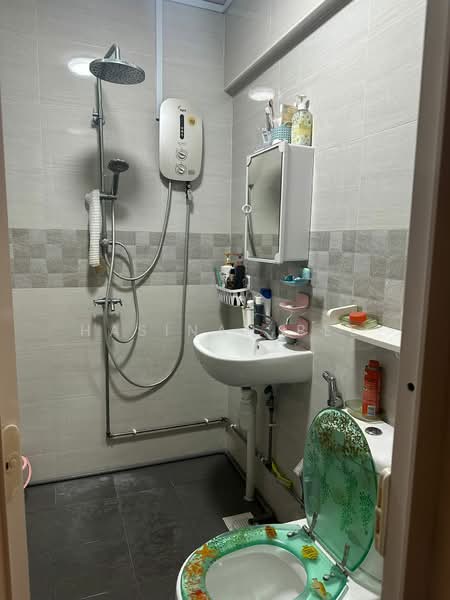 348 Woodlands Avenue 3, 348 Woodlands Avenue 3, 3 Bedrooms, 84 sqft, HDB Flat For Sale, by Hasinah Bee, 500160770 - Bathroom - PropertyGuru.com.sg