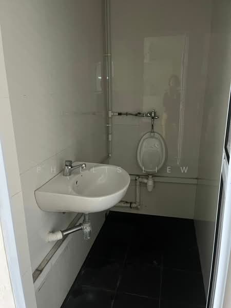 Vertex, 33 Ubi Avenue 3, 165 sqft, Light Industrial (B1) For Rent, by Phyllis Liew, 500160792 - Bathroom - CommercialGuru.com.sg