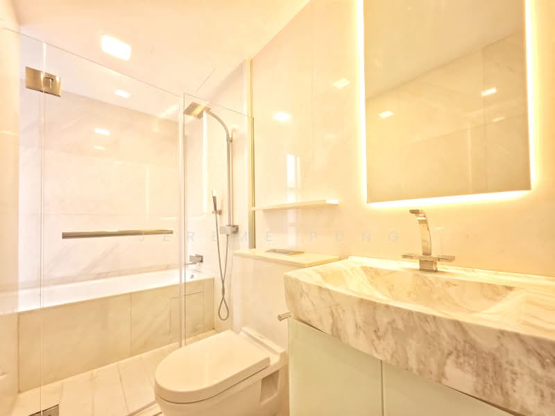 Cairnhill Residences, 31 Cairnhill Circle, 2 Bedrooms, 904 sqft, Apartment For Rent, by Jereme Pung, 500160798 - Master Bathroom - PropertyGuru.com.sg