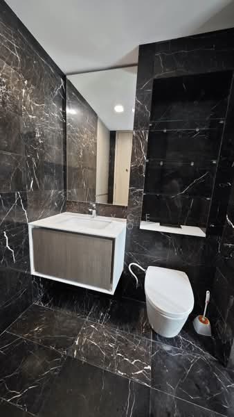 J Gateway, 2 Gateway Drive, 1 Bedroom, 474 sqft, Condominium For Rent, by Joyce Foo, 500160799 - Bathroom - PropertyGuru.com.sg