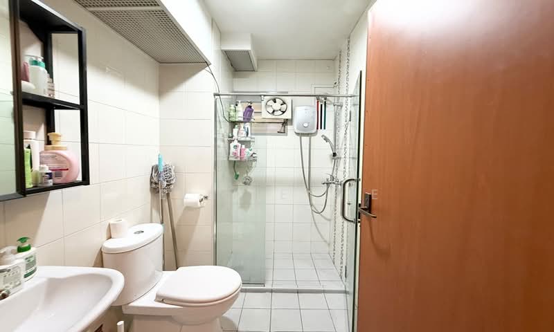 301D Punggol Place, 301D Punggol Place, 3 Bedrooms, 1,001 sqft, HDB Flat For Sale, by Elaine Lee, 500160809 - Bathroom - PropertyGuru.com.sg