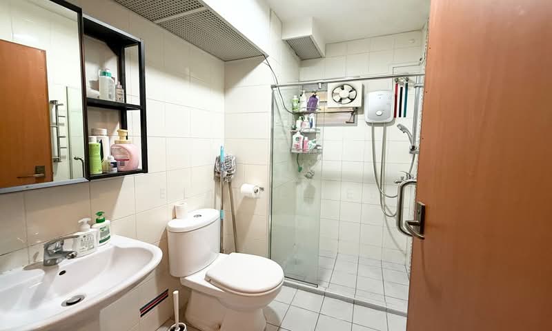301D Punggol Place, 301D Punggol Place, 3 Bedrooms, 1,001 sqft, HDB Flat For Sale, by Elaine Lee, 500160809 - Bathroom - PropertyGuru.com.sg