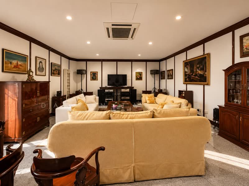 ⭐️RARE 2-STY DETACHED HSE IN CHESTNUT GCBA | WITHIN 1KM TO 3 PRIMARY SCHOOLS | NEAR CASHEW MRT⭐️, Chestnut Crescent Cashew Almond Jalan Pakis Suasa Emas Urai Hazel Park Siap Tekad Asas Tumpu Uji Dermawan Kakatua Layang Selanting Tham Soong Kismis Yuk Tong Sunset Eng Kong Cheng Soon Faber Moonbeam Sinai Greenleaf Ming Teck Jelita Holland Hua Guan, 6 Bedrooms, 8,500 sqft, Detached House For Sale, by Damian Tan 陈係赈, 500160819 - Living Room - PropertyGuru.com.sg