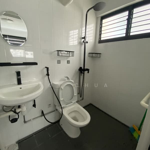 426 Bukit Batok West Avenue 2, 426 Bukit Batok West Avenue 2, 3 Bedrooms, 893 sqft, HDB Flat For Rent, by Roy Chua, 500160821 - Bathroom - PropertyGuru.com.sg