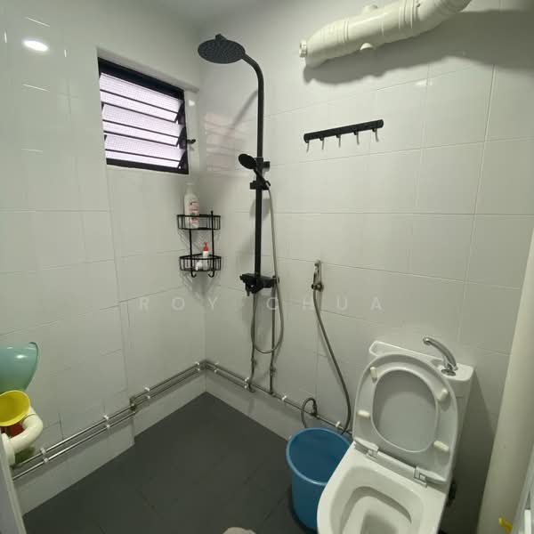 426 Bukit Batok West Avenue 2, 426 Bukit Batok West Avenue 2, 3 Bedrooms, 893 sqft, HDB Flat For Rent, by Roy Chua, 500160821 - Bathroom - PropertyGuru.com.sg