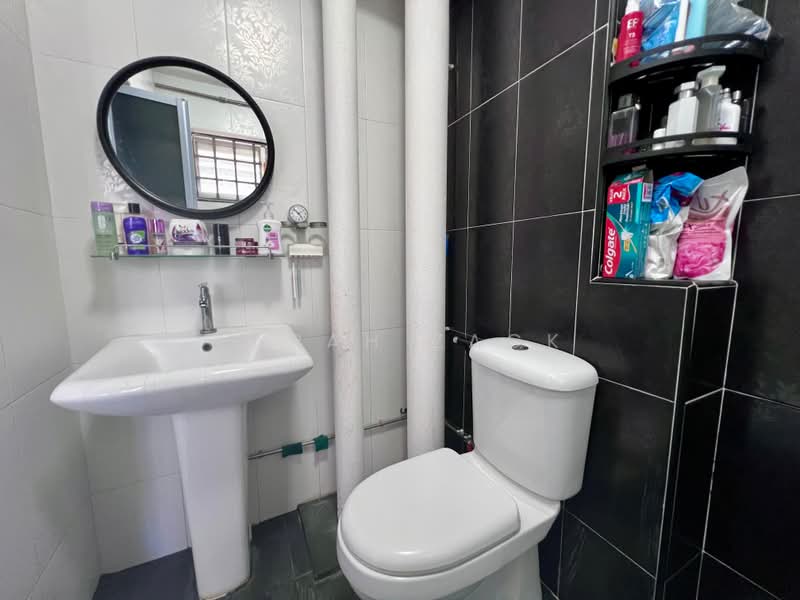 469 Pasir Ris Drive 6, 469 Pasir Ris Drive 6, 3 Bedrooms, 1,130 sqft, HDB Flat For Sale, by Farah Zack, 500160841 - Bathroom - PropertyGuru.com.sg