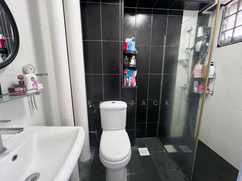 469 Pasir Ris Drive 6, 469 Pasir Ris Drive 6, 3 Bedrooms, 1,130 sqft, HDB Flat For Sale, by Farah Zack, 500160841 - Bathroom - PropertyGuru.com.sg