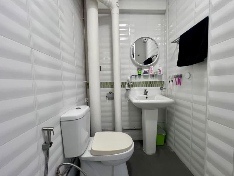 469 Pasir Ris Drive 6, 469 Pasir Ris Drive 6, 3 Bedrooms, 1,130 sqft, HDB Flat For Sale, by Farah Zack, 500160841 - Bathroom - PropertyGuru.com.sg